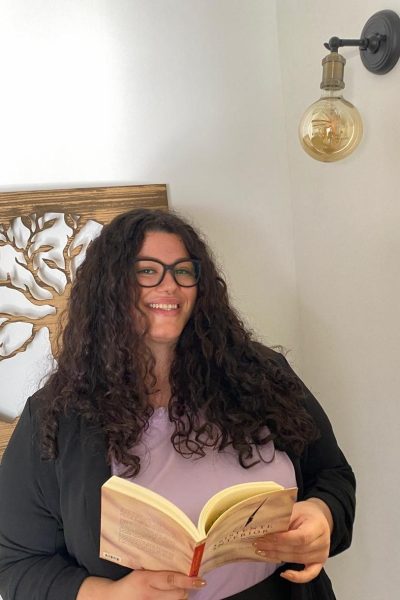 yo feliz de pie libro abierto